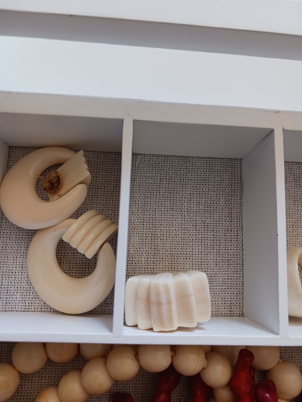 Wooden White Drawer  Jewlery Case With Bone Jewlery - Picture 9 of 16